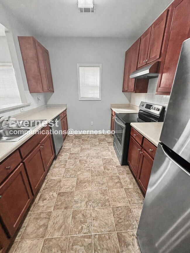 Foto del edificio - 3 Bed, 2.5 Bath Home with Off-Street Parking / Pet-Friendly / Available Now!
