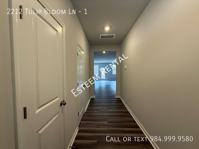 Foto del edificio - 2212 Tulip Bloom Ln