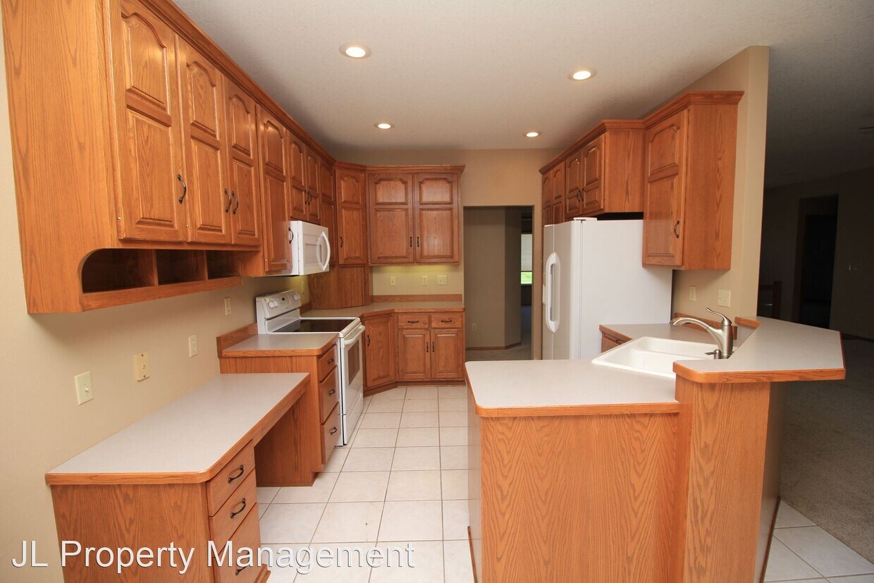 Primary Photo - 4 br, 3 bath House - 8704 E Saddle Creek Rd