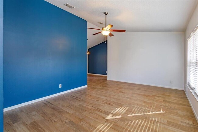 Foto del edificio - 8437 Alveron Ave