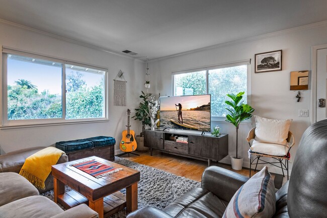 Building Photo - Beautiful end unit with charm and ease of ...