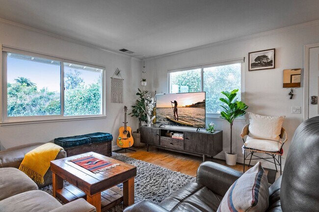 Foto del edificio - Beautiful end unit with charm and ease of ...