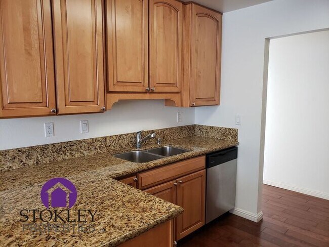 Building Photo - 5015 Valley Crest Dr