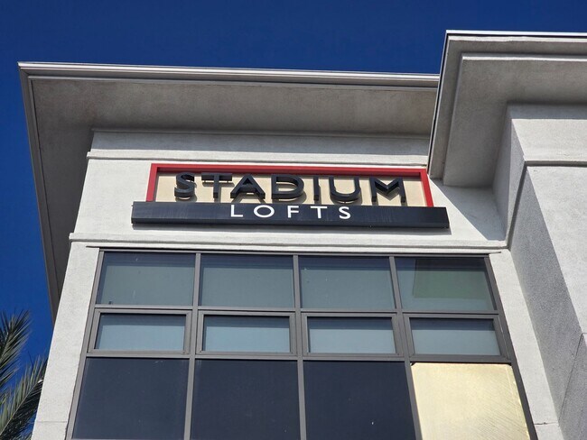 Foto del edificio - Exclusive Stadium Lofts Community: Ground ...