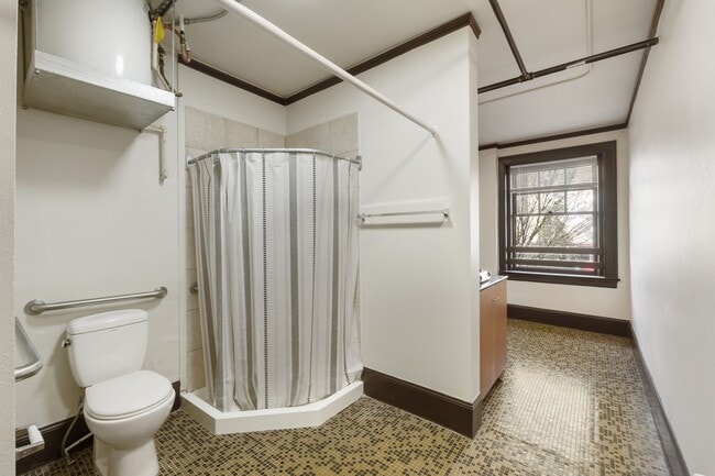 Building Photo - Alps Hotel