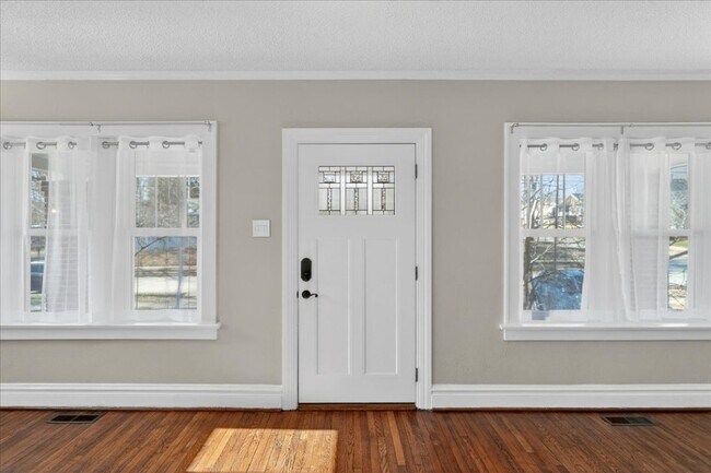 Foto del edificio - 1420 Bredell Ave