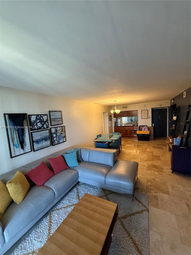Foto del edificio - 20335 W Country Club Dr