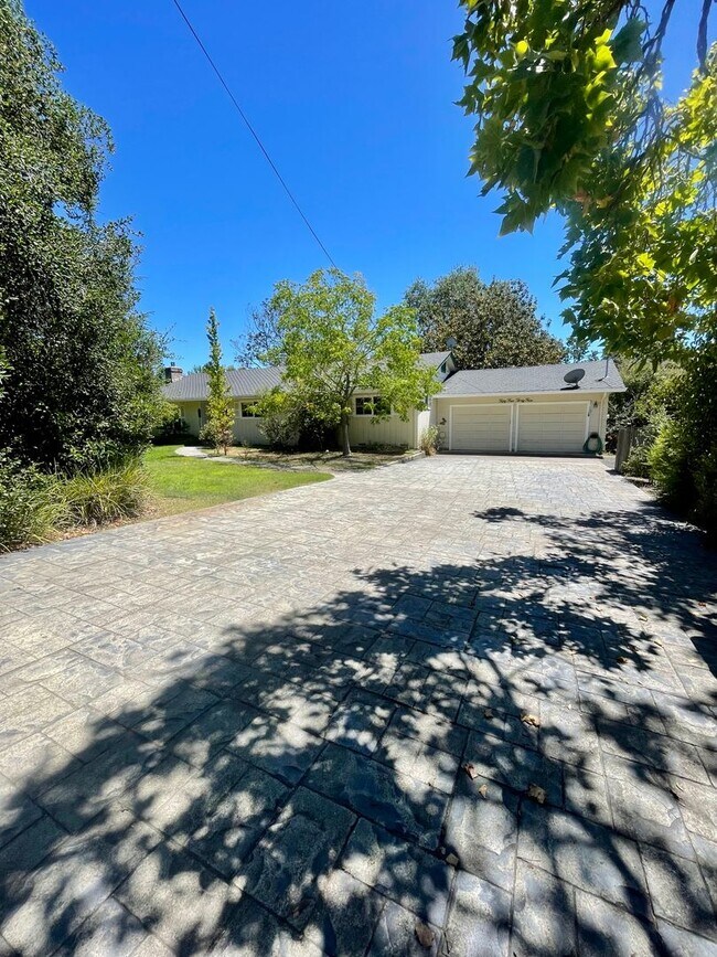 Foto del edificio - $3,900/month – Rare Country Feel on an Expansive Lot in One of Santa Rosa's Desirable Neighborhoods!