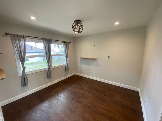 Building Photo - Remodeled 3 bedrooms 2 bath home