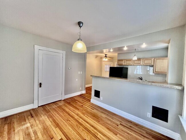 Building Photo - 1533 McCausland Ave