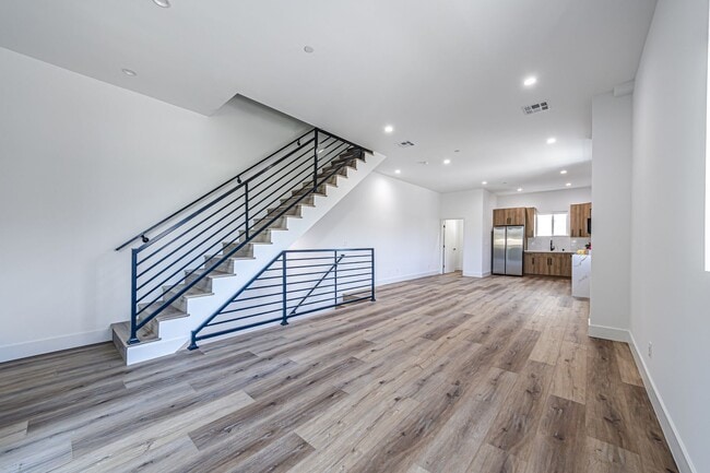 Foto del edificio - 4445 1/2 Auckland Ave