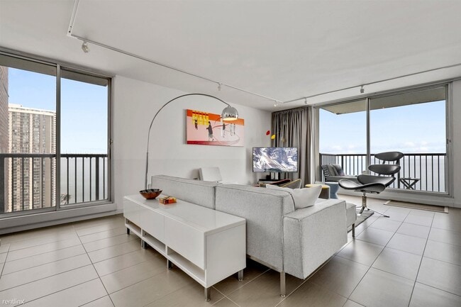 Building Photo - 1 br, 1.5 bath Condo - 5855 N Sheridan Rd