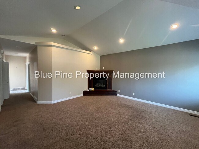Building Photo - 2125 Saddle Ln