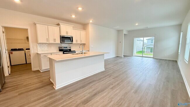 Foto del edificio - 8259 Huspa Ave