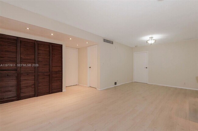 Foto del edificio - 17021 N Bay Rd