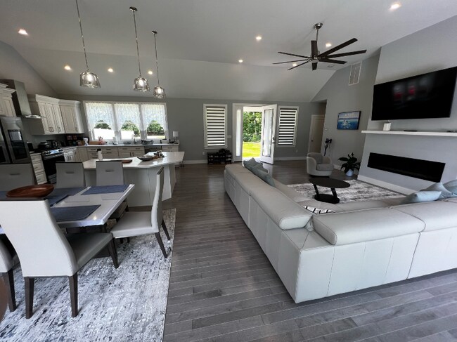 Building Photo - 10 Whispering Pines Dr