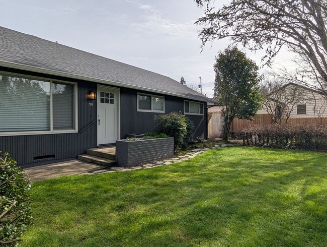 Photo - updated 4bed/2bath duplex near Oakway Rd House