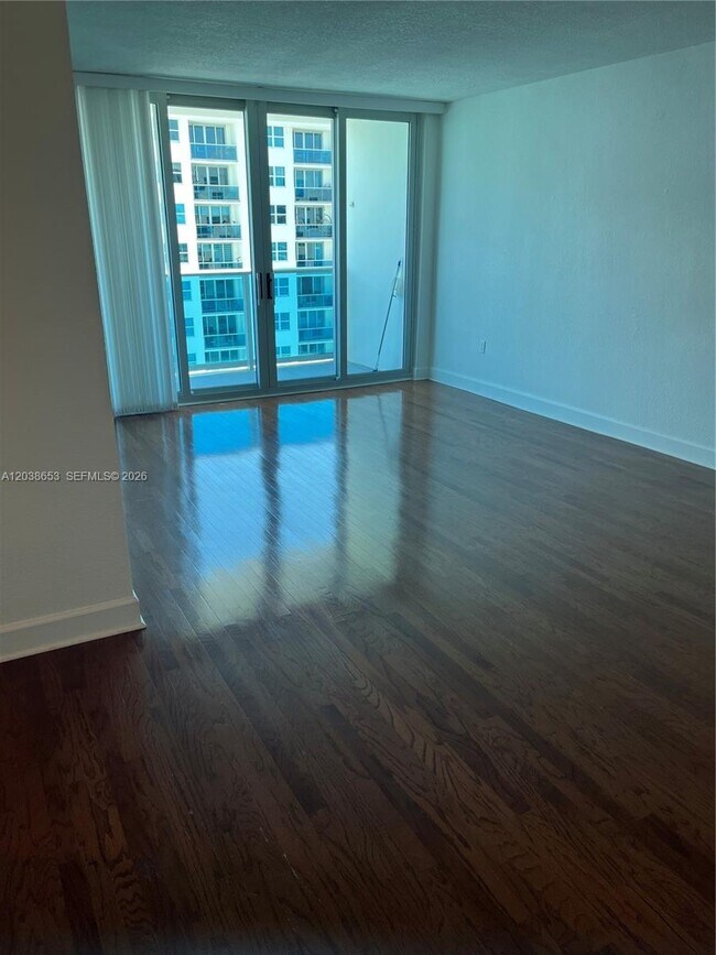 Foto del edificio - 7501 E Treasure Dr