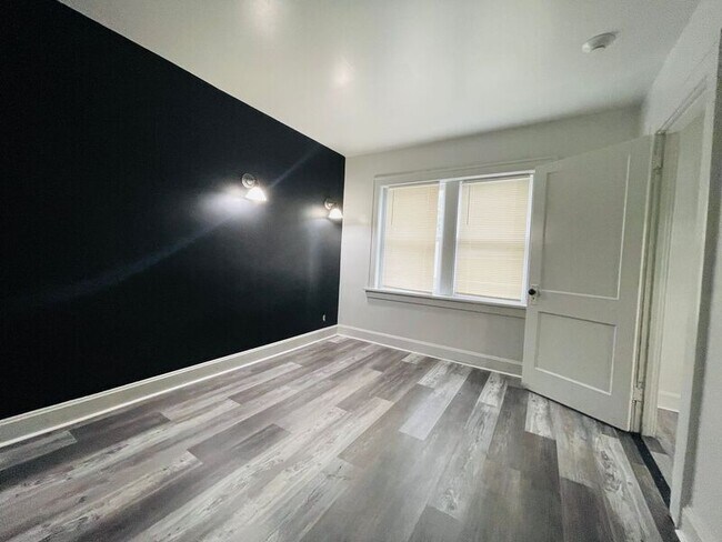 Building Photo - 701 W Maple Ave