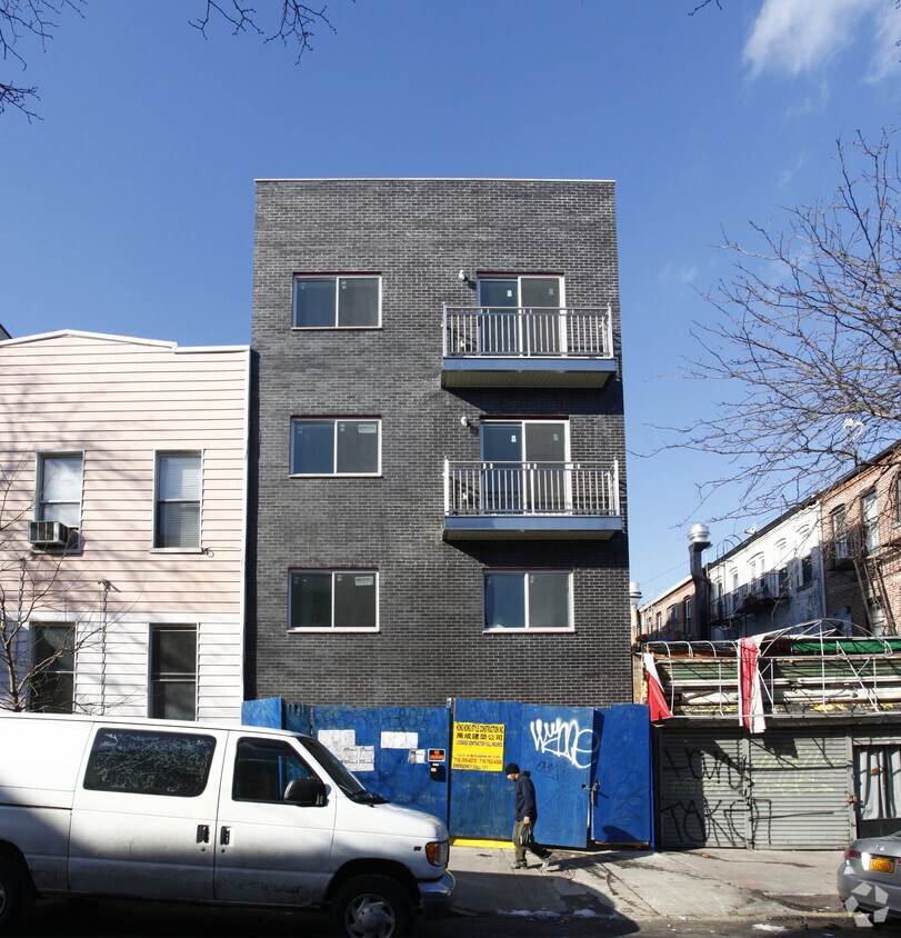 Building Photo - 245 Suydam St