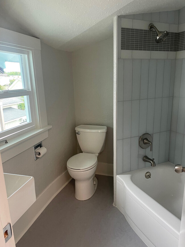 Fresh bathroom - 1111 NW 58th St