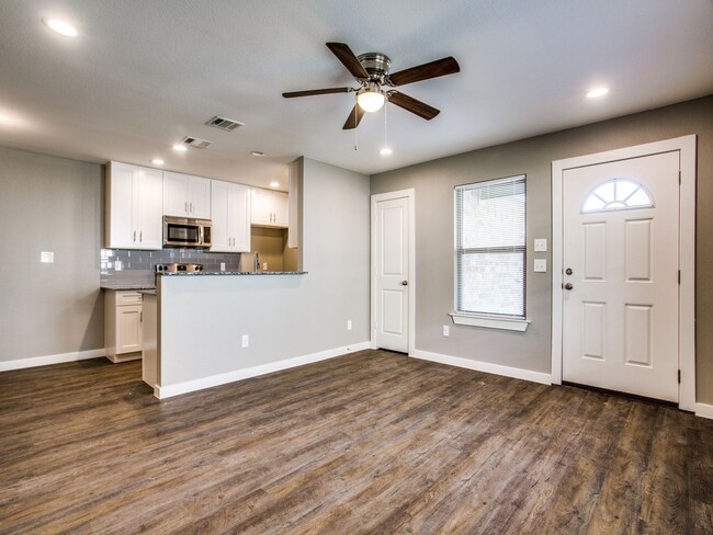 Foto del edificio - 8008-8010 Doreen Avenue