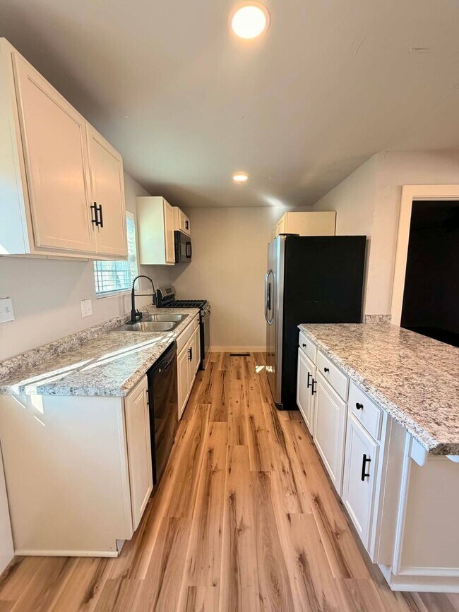 Foto del edificio - Beautiful 3 bedroom / 2 bathroom house in Joplin Mo with fenced in Yard!!