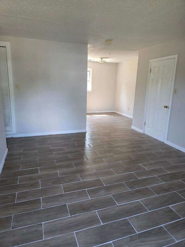 Building Photo - 3/4 BR  Brick ranch