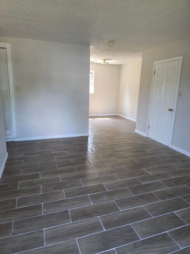 Foto del edificio - 3/4 BR  Brick ranch