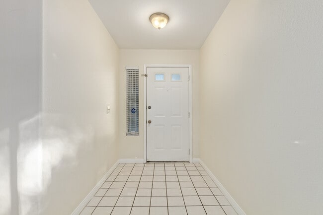 Building Photo - 2325 Diamondback Dr