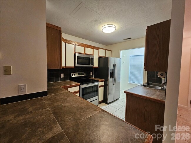 Foto del edificio - 802 Selwyn Oaks Ct