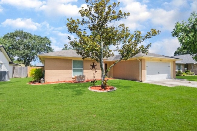 Building Photo - 2305 Meadow Green Dr
