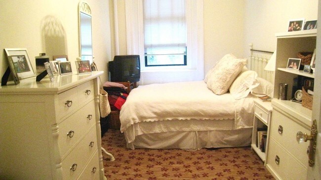 Building Photo - 440 W 22nd St