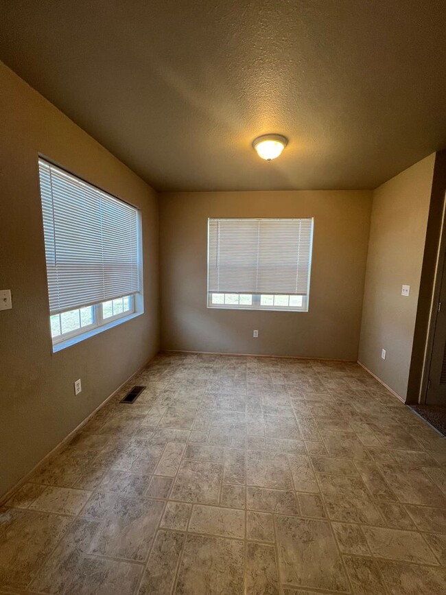 Building Photo - 2 Bedroom, 1 1/2 Bathroom Townhouse - Clos...