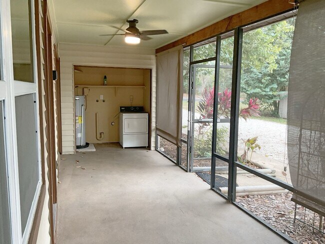 Foto del edificio - 2BD 1BTH Duplex w/Expansive yard and scree...