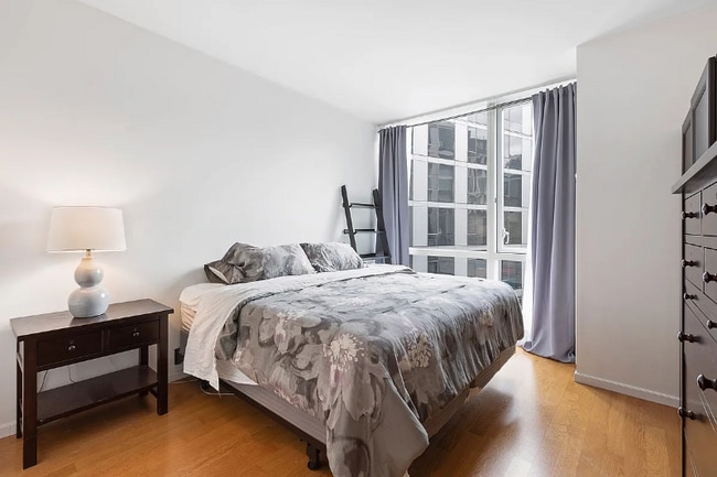 Building Photo - 200 Chambers St