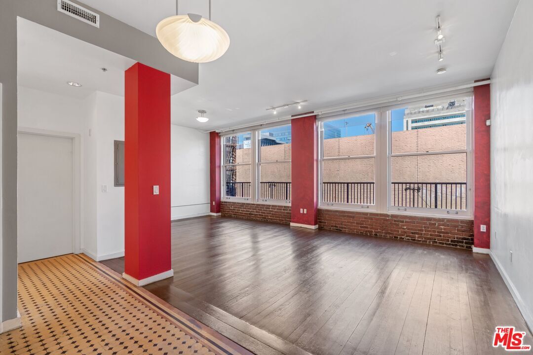 Primary Photo - 257 S Spring St