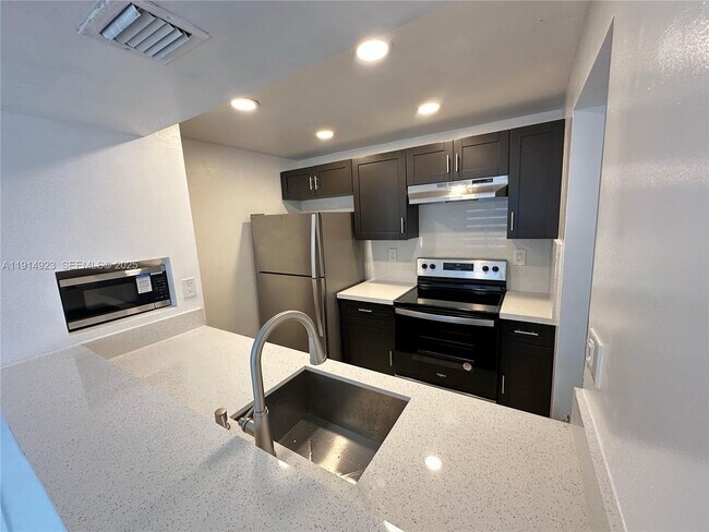 Foto del edificio - 7125 NW 186th St