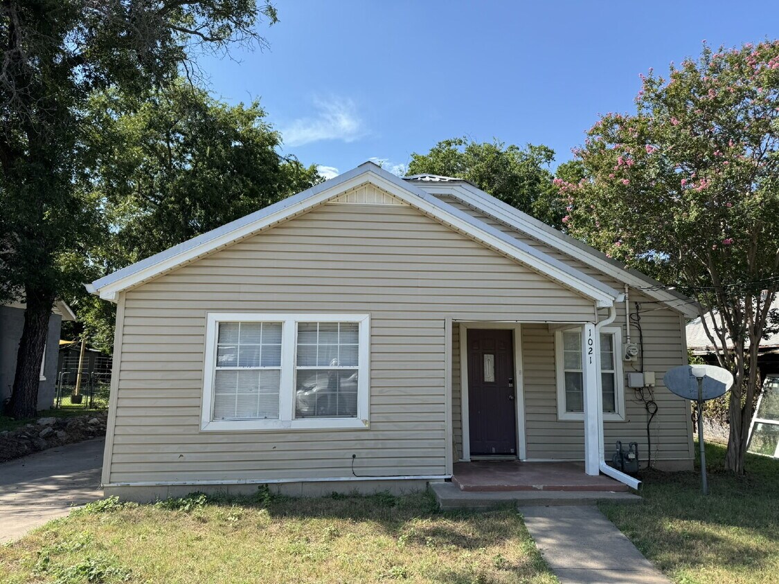 Foto principal - Charming 3 Bed, 1 Bath Home