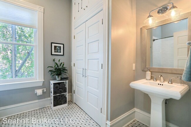 Building Photo - 4 br, 2.5 bath House - 302 W Park Ave