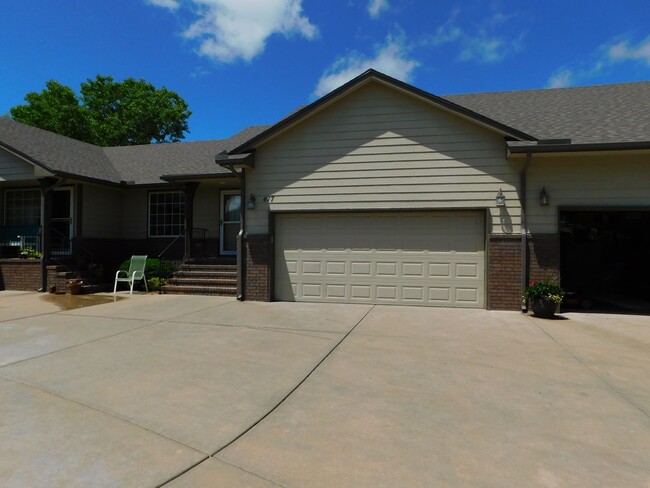 Building Photo - Beautiful 3 bedroom/3 bath triplex unit on...