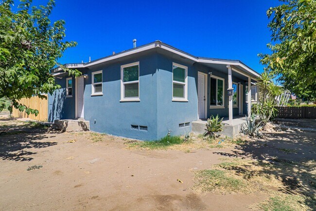Building Photo - Newly Remodeled!