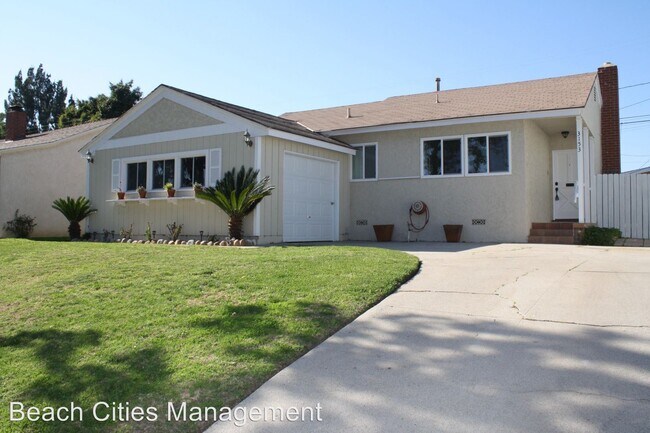 Building Photo - 3153 N Los Coyotes Diagonal