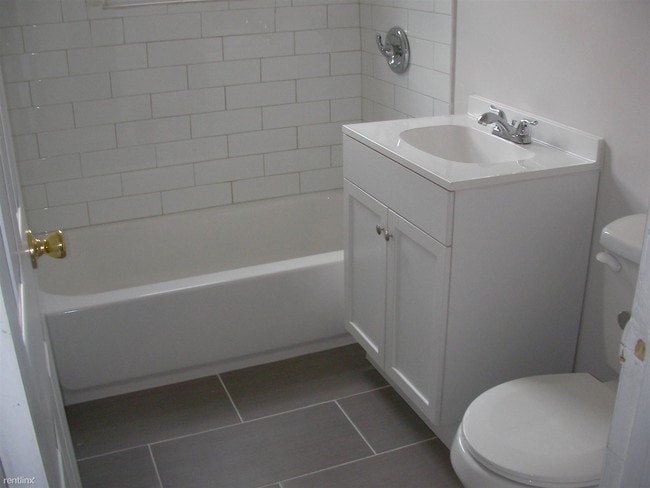 Building Photo - 1 br, 1 bath Apartment - 645 Union St 1