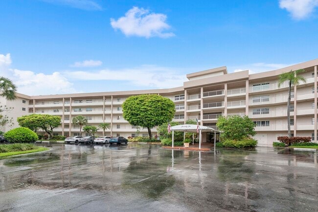 Building Photo - 3900 Oaks Clubhouse Dr