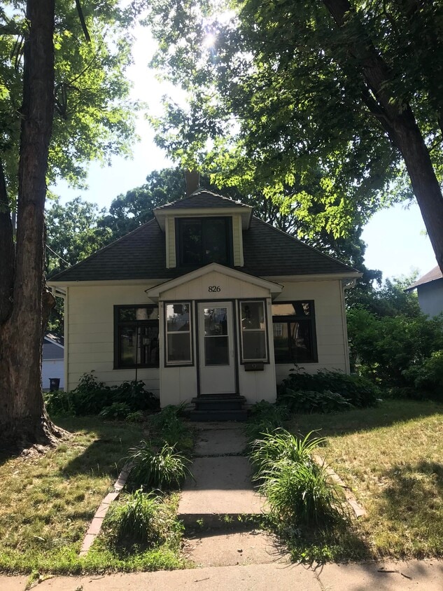 Belmont - 826 Clayland St