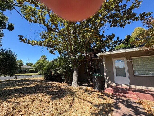 Foto del edificio - Nice Two Bed, One Bath Duplex In Central Stockton