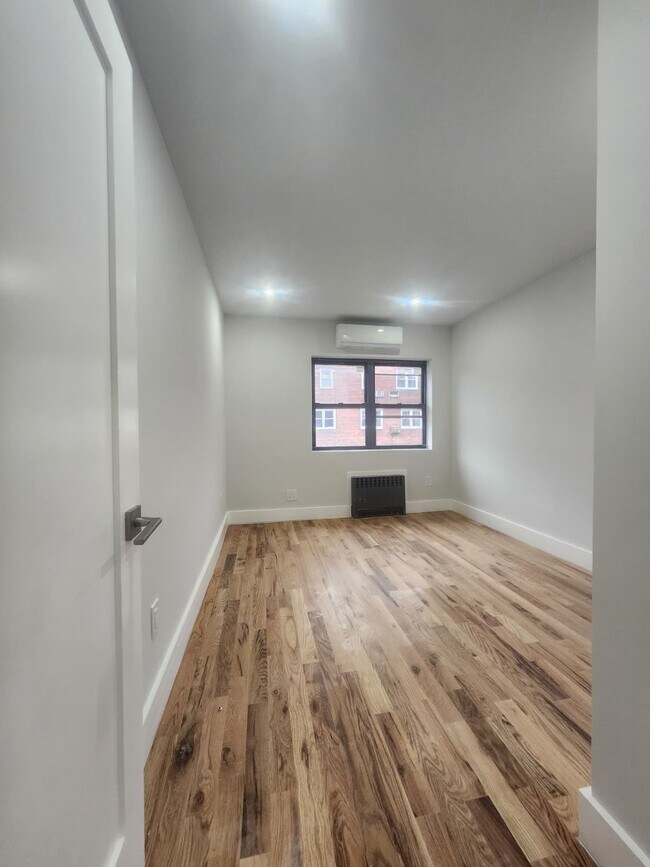 Foto del edificio - 1424 E 102nd St