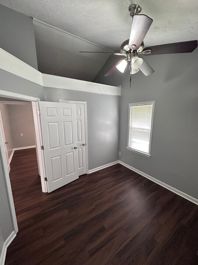 Building Photo - Cozy Casa