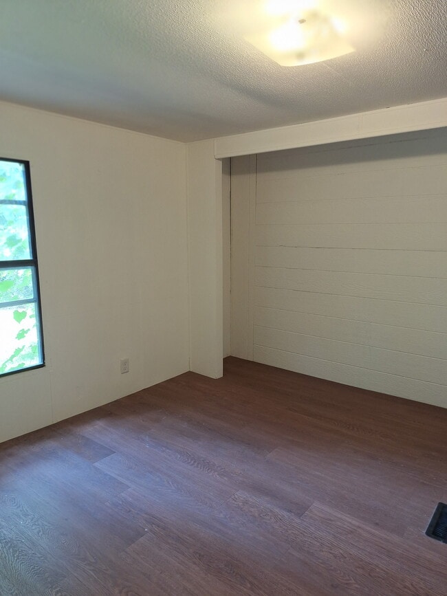 Building Photo - 8332 Parkview Ln